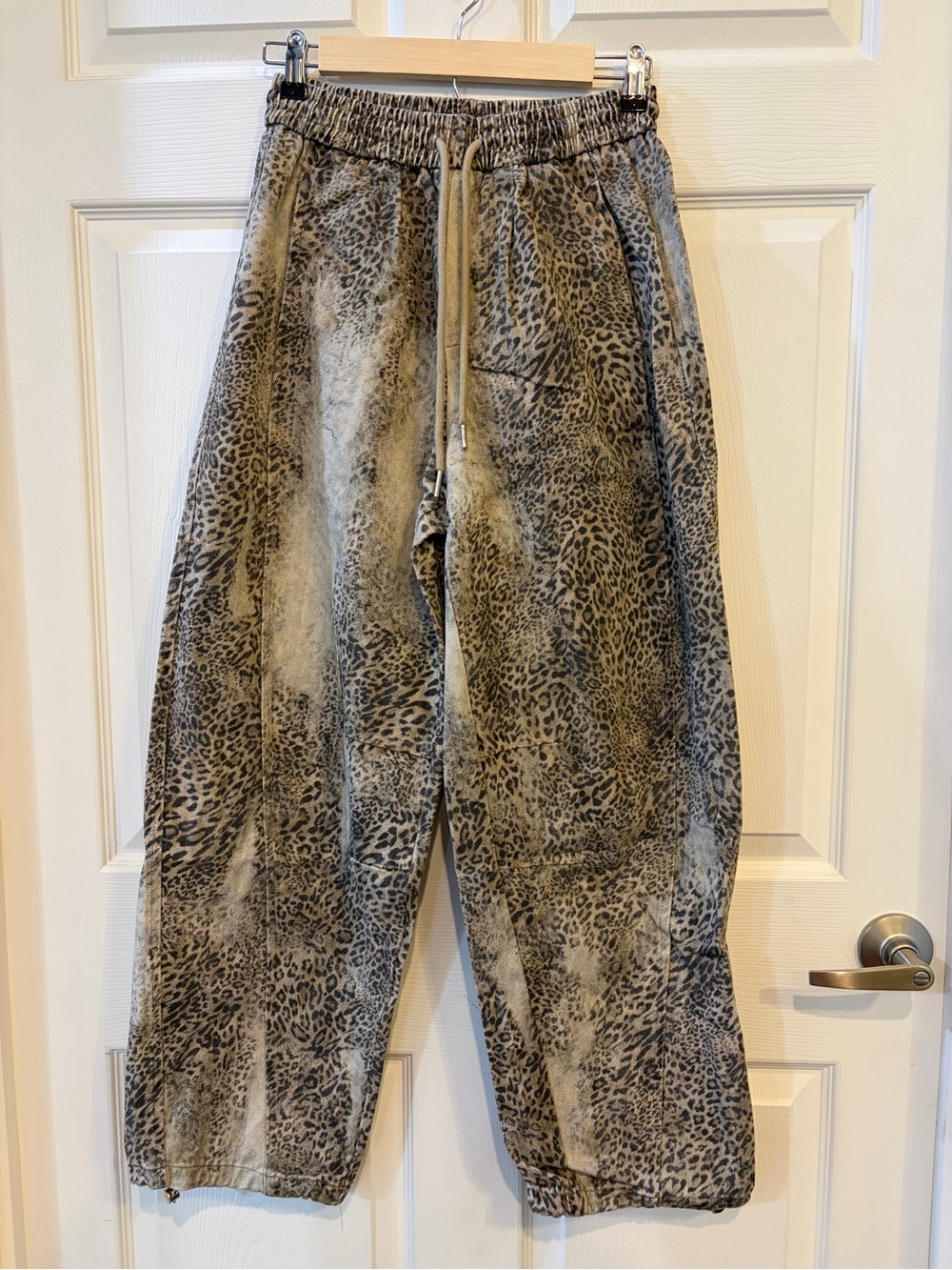DAVI & DANI Taupe Leopard-Print Balloon Toggle Hem Denim Pants